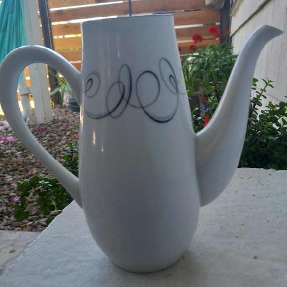 White Teapot - Picture 2 of 6